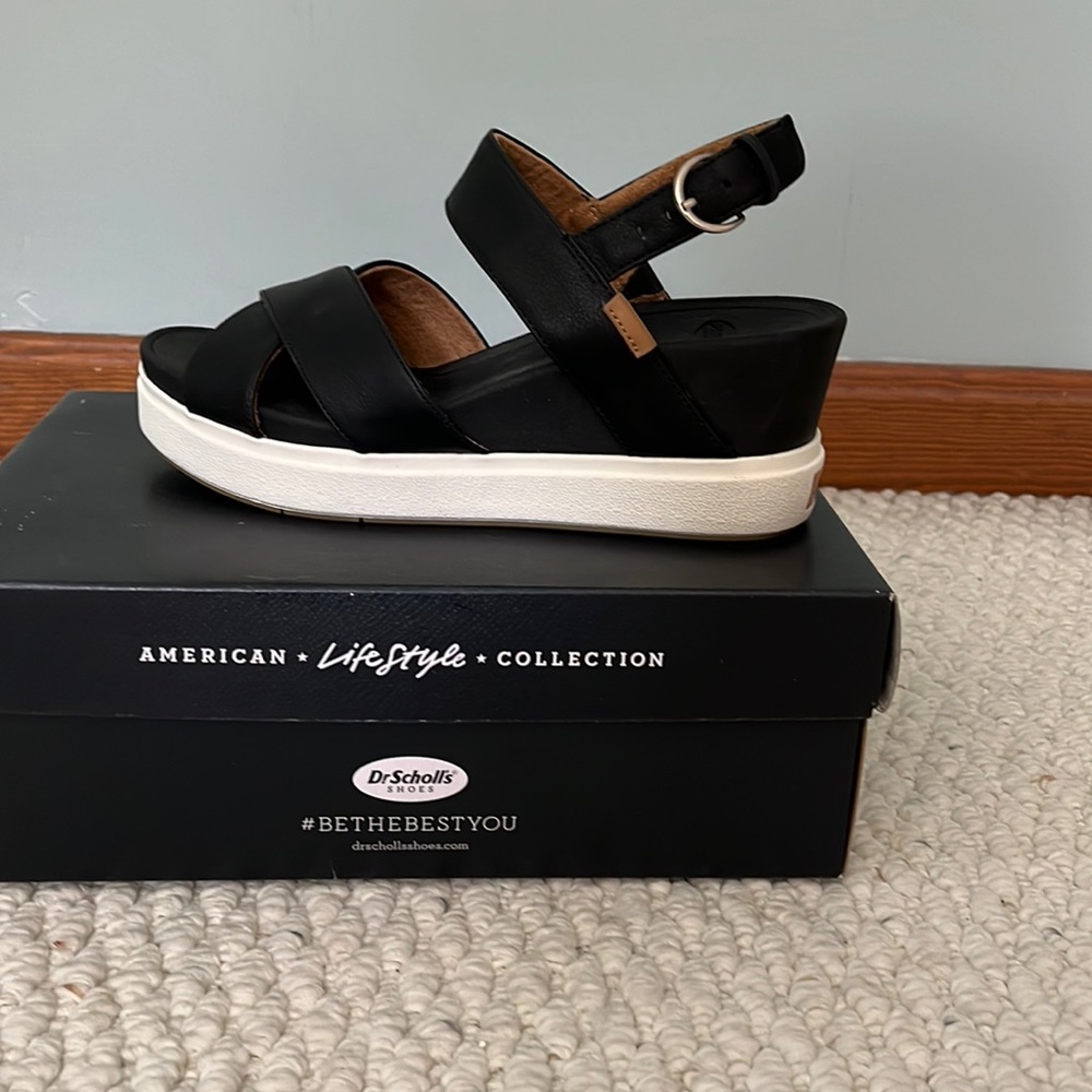 Black sandal. Hidden wedge above sneaker like sole